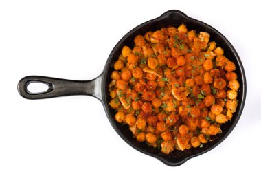 Beyaz arka plan üzerinde izole tavada kızarmış baharatlı nohut. Üstten Görünüm