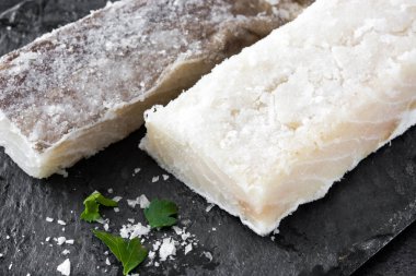 Tuzlu kuru cod siyah taş. Tipik Paskalya yemek