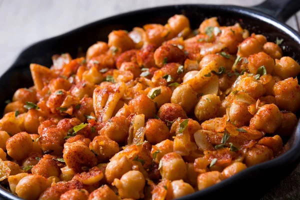 Cerrar Los Garbanzos Picantes Fritos Una Sartén Sobre Una Mesa — Foto de Stock