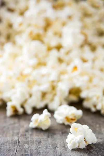Popcorn Auf Hölzernem Tischhintergrund Kopierraum — Stockfoto
