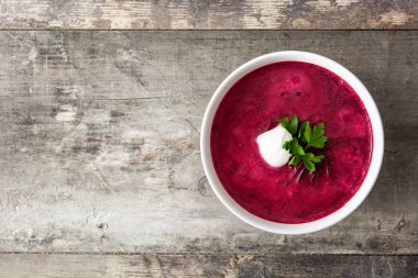 Ahşap masa üzerinde beyaz kase pancar çorbası. Üstten Görünüm tasarlamak