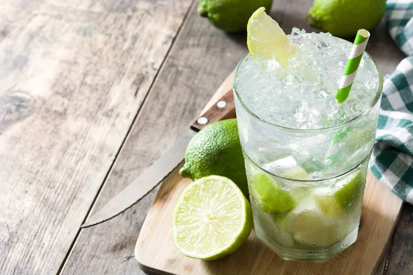 Caipirinha Cocktail Glas Houten Tafel Achtergrond Copyspace — Stockfoto