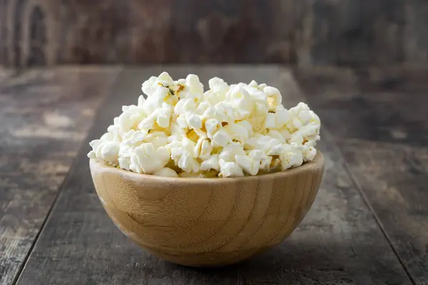 Popcorn Schale Auf Holztischhintergrund — Stockfoto