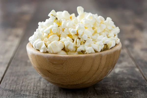 Popcorn Kom Houten Tafel Achtergrond — Stockfoto