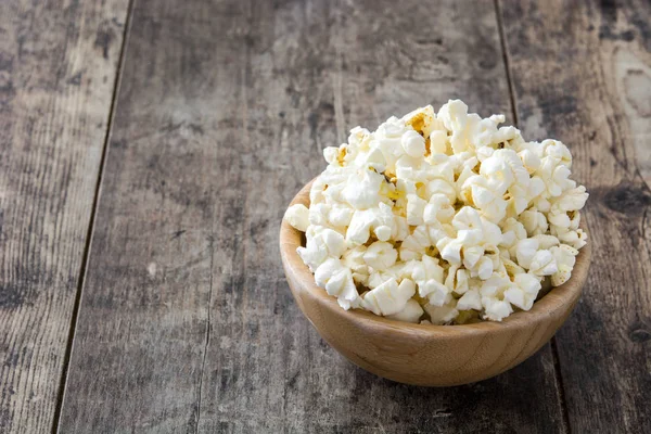 Popcorn Schale Auf Holztischhintergrund — Stockfoto