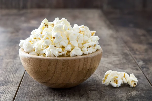 Popcorn Schale Auf Holztisch — Stockfoto