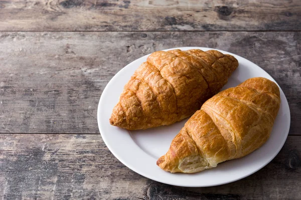 Croissant Plato Sobre Mesa Madera Espacio Copia —  Fotos de Stock