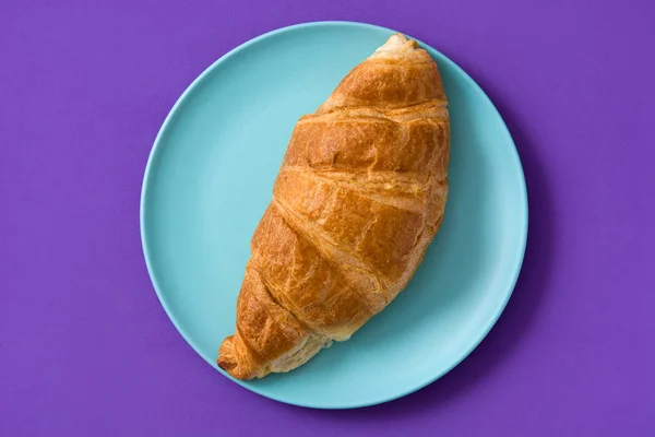 Croissant Sur Fond Violet Vue Dessus — Photo