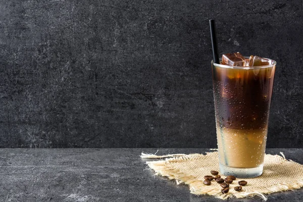 Café Helado Vidrio Sobre Piedra Negra Espacio Copia — Foto de Stock