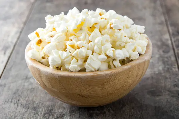 Popcorn Schale Auf Holztisch — Stockfoto