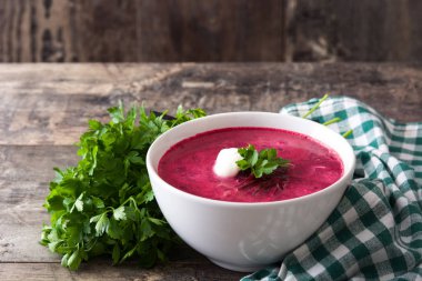 Pancar çorbası ahşap masa üzerinde beyaz kase