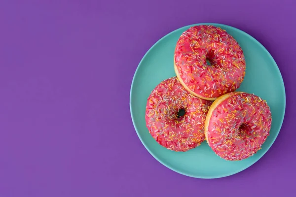 Rosa Frostat Donut Med Färgstarka Strössel Lila Bakgrund Ovanifrån Copyspace — Stockfoto