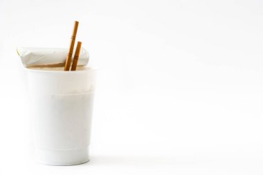 Beyaz arka plan üzerinde izole sebzeli erişte götürün. Boşaltmak