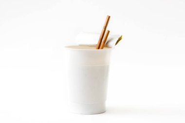 Beyaz arka plan üzerinde izole sebzeli erişte götürün