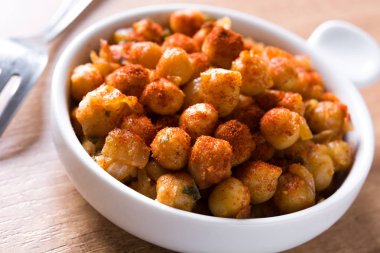 Ahşap masa üzerinde kızarmış baharatlı nohut