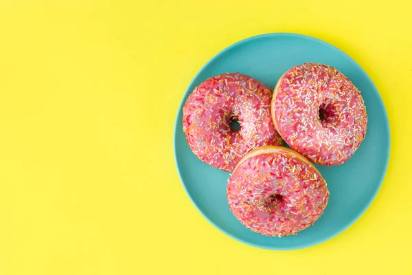 Rosa Frostat Donut Med Färgstarka Strössel Gul Bakgrund Ovanifrån Copyspace — Stockfoto