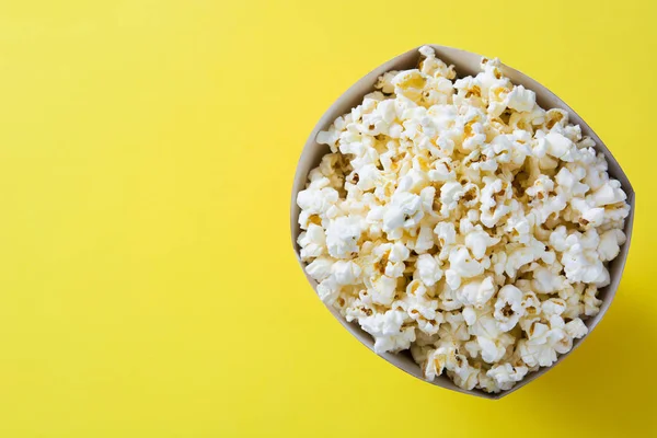 Gestreifte Schachtel Mit Popcorn Auf Gelbem Hintergrund Ansicht Von Oben — Stockfoto