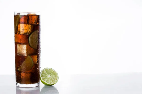 Cuba Libre Cocktail Med Rom Lime Och Vit Bakgrund Copyspace — Stockfoto