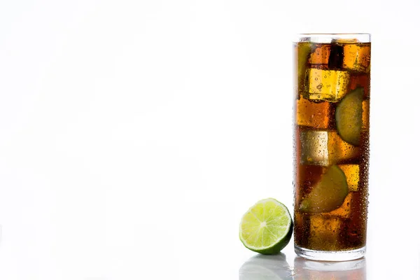 Cuba Libre Cocktail Med Rom Lime Och Vit Bakgrund Copyspace — Stockfoto