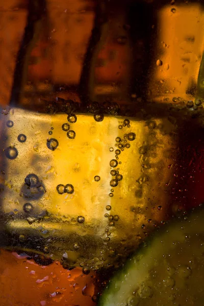Närbild Kuba Libre Cocktail Med Rom Lime Och Vit Bakgrund — Stockfoto