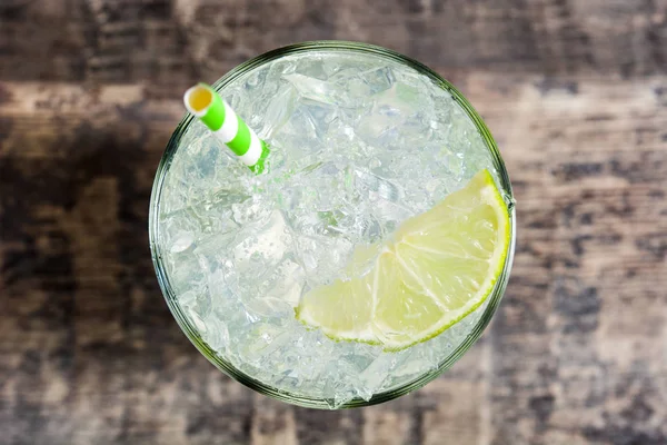 Caipirinha Cocktail Glas Houten Tafel Achtergrond Bovenaanzicht — Stockfoto