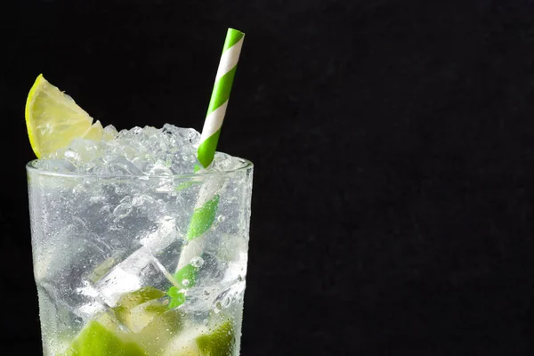 Cóctel Caipirinha Vaso Sobre Piedra Negra Espacio Copia —  Fotos de Stock