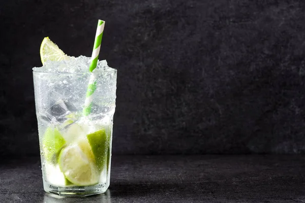 Cóctel Caipirinha Vaso Sobre Piedra Negra Espacio Copia —  Fotos de Stock