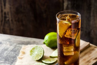 Cuba libre. Kokteyl ROM, kireç ve buz üzerinde ahşap masa. 