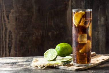 Cuba libre. Kokteyl ROM, kireç ve buz üzerinde ahşap masa. 