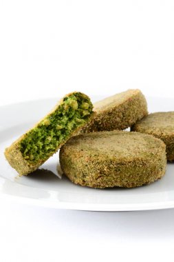 Izgara sebzeli hamburger ıspanak ve beyaz arka plan üzerinde izole beyaz tabakta bezelye ile