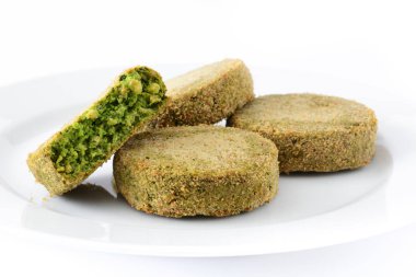 Izgara sebzeli hamburger ıspanak ve beyaz arka plan üzerinde izole beyaz tabakta bezelye ile