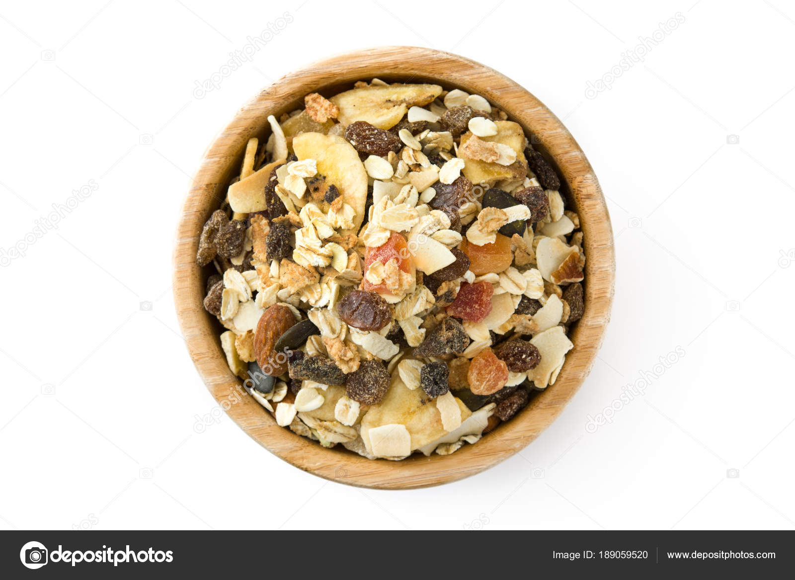 Muesli Fruits Secs Dans Bol Bois Isolé Sur Fond Blanc image libre de