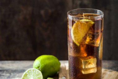 Cuba libre. Kokteyl ROM, kireç ve buz üzerinde ahşap masa.