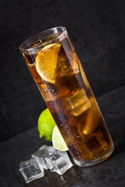 Cuba Libre Cocktail Med Rom Lime Och Svart Sten — Stockfoto