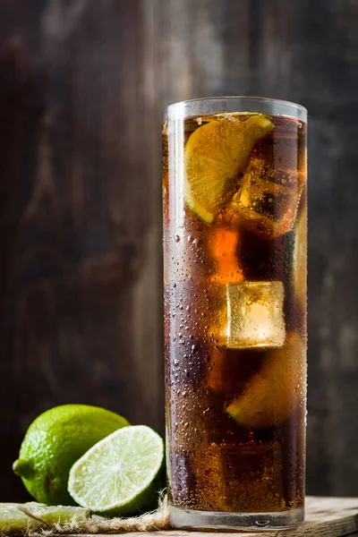 Cuba Libre Cocktail Med Rom Lime Och Träbord — Stockfoto