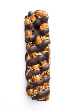 Badem ve beyaz arka plan üzerinde izole siyah çikolata ile müsli barlar.