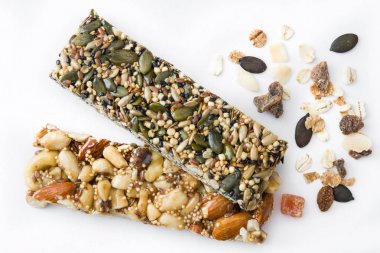 Beyaz arka plan üzerinde izole müsli barlar. Üstten Görünüm