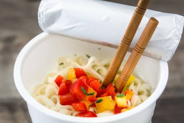 Sebzeli erişte ahşap masaya götür