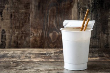 Sebzeli erişte ahşap masanın üzerine götürün. Boşaltmak