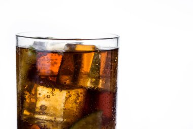 Cuba libre. Kokteyl ROM, kireç ve beyaz arka plan üzerinde izole buz. Boşaltmak