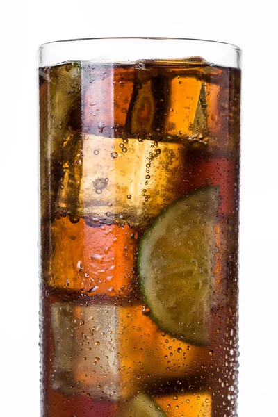Cuba Libre Cocktail Med Rom Lime Och Isolerad Vit Bakgrund — Stockfoto