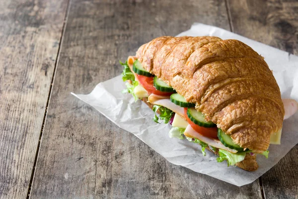 Sanduíche Croissant Com Queijo Presunto Legumes Mesa Madeira — Fotografia de Stock