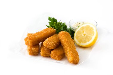 Çıtır çıtır kızarmış balık kroket limon ve beyaz arka plan üzerinde izole sos ile