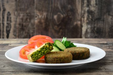 Izgara sebzeli hamburger ıspanak ve bezelye ahşap tablo. 