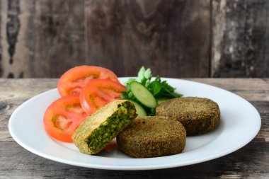 Izgara sebzeli hamburger ıspanak ve bezelye ahşap tablo. 