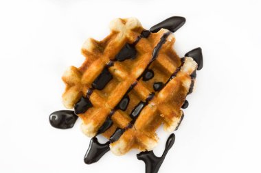 Beyaz arka plan üzerinde izole çikolata şurubu ile Belçika waffle. Üstten Görünüm