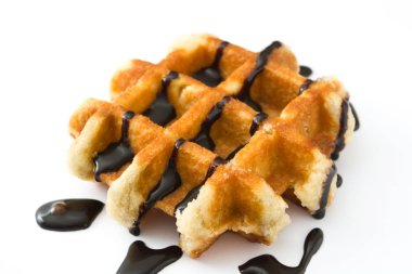 Beyaz arka plan üzerinde izole çikolata şurubu ile Belçika waffle. 
