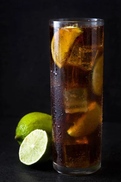 Cuba Libre Cocktail Med Rom Lime Och Svart Bakgrund — Stockfoto