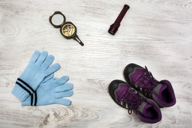 Beyaz ahşap arka plan üzerinde yürüyüş sağlar. Üstten Görünüm