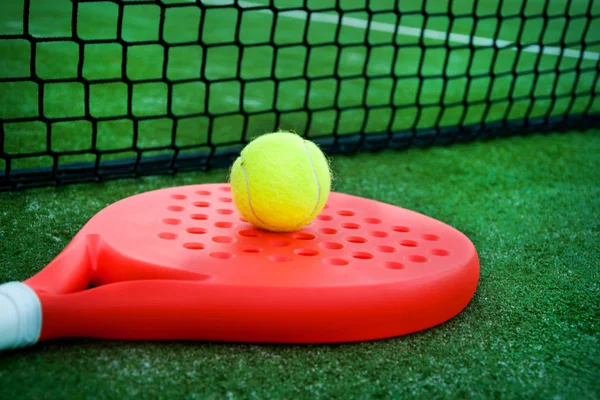 Κουπί Ρακέτα Του Τένις Μπάλα Και Δίχτυ Στο Γρασίδι — Φωτογραφία Αρχείου